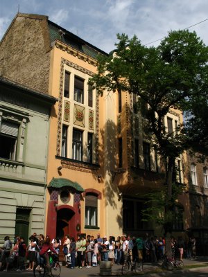 Long queue outside the Hungarian consulate