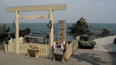 Small shrine by the Meoto-iwa