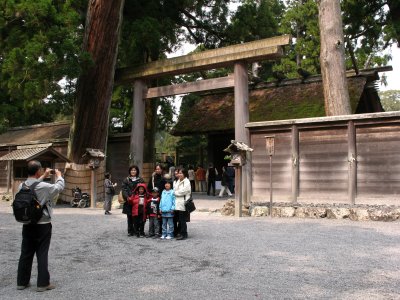 Posing out front Toyōke-daijingū, Gegū