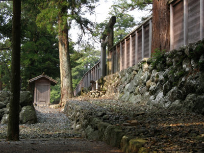 Along the walls of Kōtai-jingū Shōgū