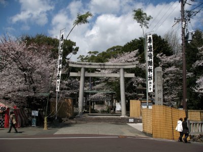 Gate into Haritsuna-jinja