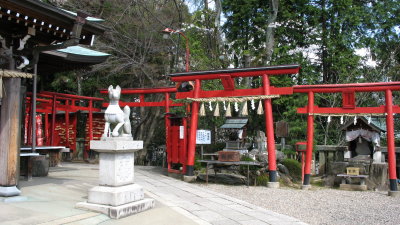 Inari-kitsune in Sankō-Inari-jinja courtyard