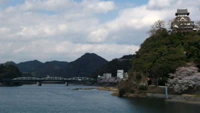Hilltop Inuyama-jō and distant Inuyama-bashi