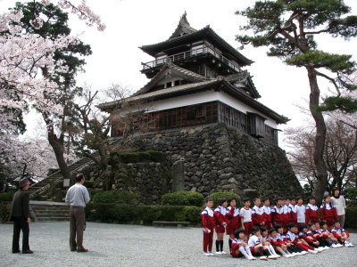 Posing in front of Maruoka-jō's donjon