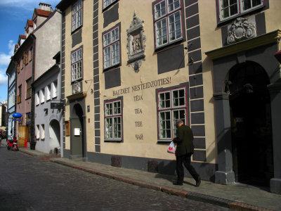 Walking up Skārņu iela