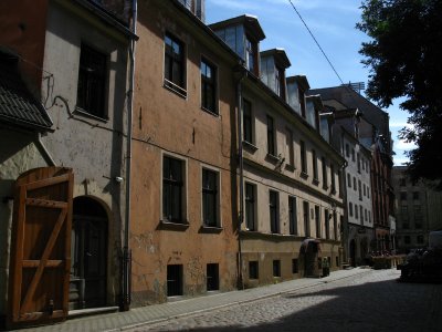 Cracked Old Town facades along Aldaru iela