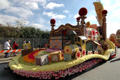 Rose Parade Float Viewing 02