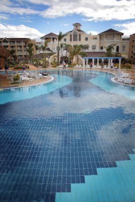 La piscine et l'hotel