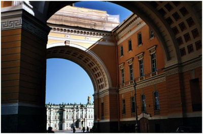 Arch of the General Headquarters. The Hermitage in the background