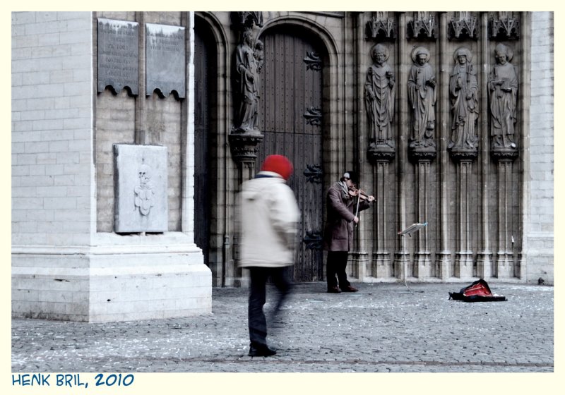 Violinist in front of the Cathedral