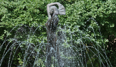 Loe Mol Sculpture in fountain