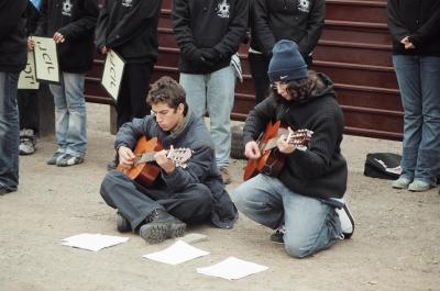 Israeli students perform song of sorrow
