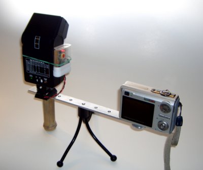 Sample setup. (Earlier model.) Unit has PC cord used with a hot shoe adapter,