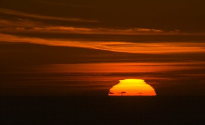 138 Sun half below horizon closeup_2462Ps`0712121655.jpg