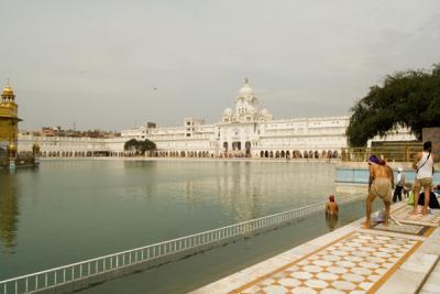 Golden Temple-bathers in holy water.jpg