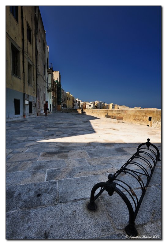 Passeggiata sulle mura del lungomare