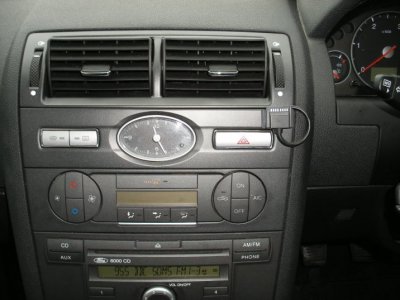 parrot in Mondeo with display removed.jpg
