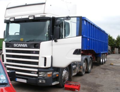 WHITE AND BLUE LORRY FRONT 03 REG.jpg