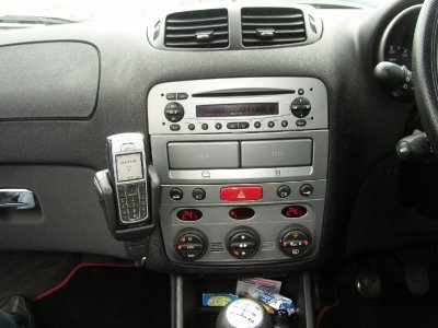 Alfa Romeo 147 and Nokia CK-7W.JPG