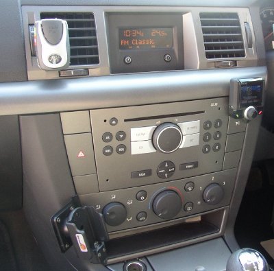 Vauxhall Vectra with Parrot LS3200.JPG