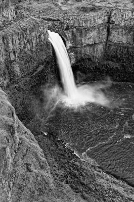 Palouse-Falls-Vertical-1-BW-upload.jpg