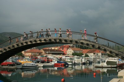 schoolgroup, arched footbridge