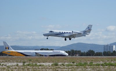 2 Aircrafts @ Faro International Airport (FAO)