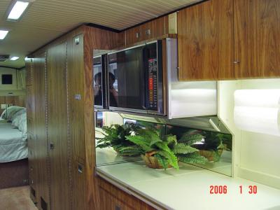 Microwave w covered cooktop