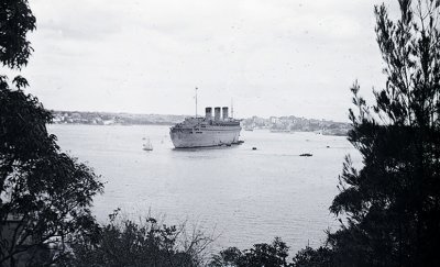 Queen Mary as WW2 Troopship p s.jpg