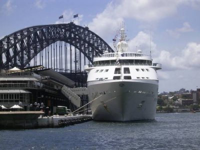 Cruise ship at Overseas Terminal.jpg