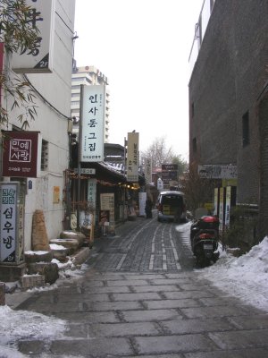 A cross alley from Insadong-gil street