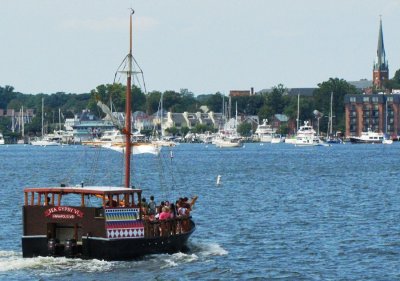 Another way to tour the harbor.JPG