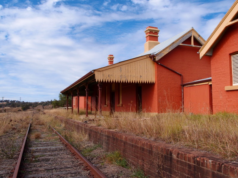  Lue Railway Station