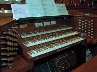 11421 - The organ console