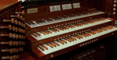 Close up of the organ console (large size photo)