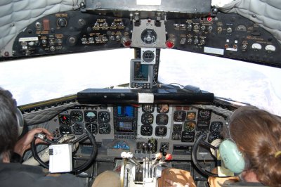 DC-3S_cockpit.jpg