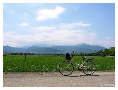 鐵馬穿梭鄉間小路