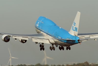 KLM - Royal Dutch Airlines, Boeing 747-406M roaring to the sky