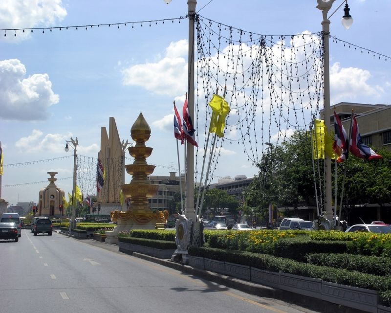 Sanam Luang - Golden Floral Trays