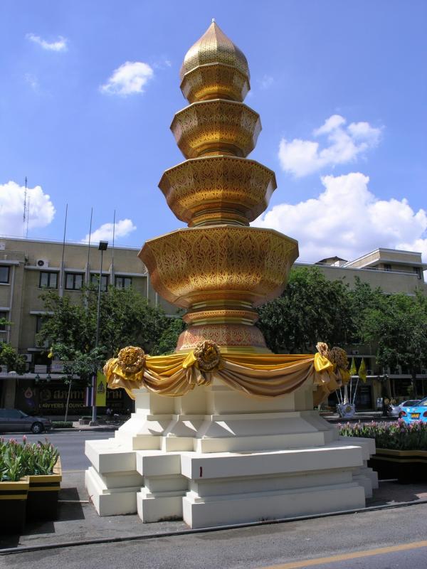 Sanam Luang - Golden Floral Trays