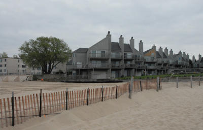 DSC_0243c More Shoreline Houses Lake Michigan South Haven MI.jpg