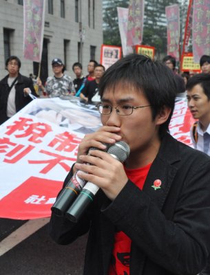 Leading chants in HongKong protest.