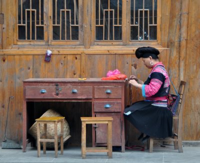 Yao tribe doing tapestry near Longji