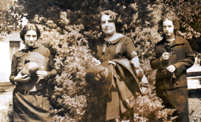 Grandmother and her sisters / Abuela y sus Hermanas