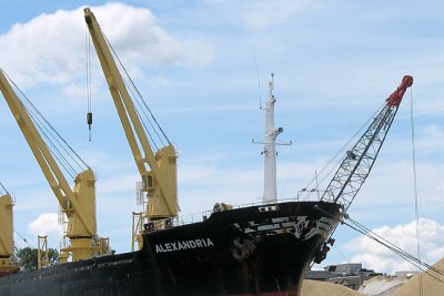 Alexandria, bulk carrier (salt), offloading