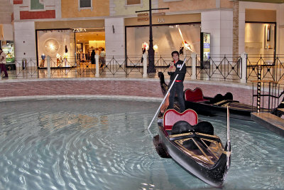 Augh! Canals run between the shopping areas!!!!