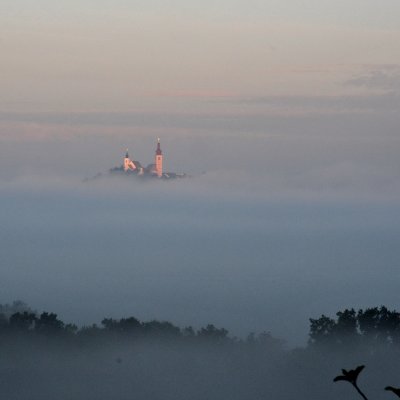 Drei Kirchen schauen aus dem Nebel.jpg