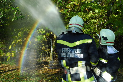 Feuerwehr sorgt fuer Regenbogen.JPG