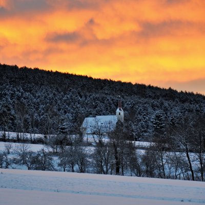 Sonnenaufgang ueber der 1000-jaehrigen Kirche.jpg