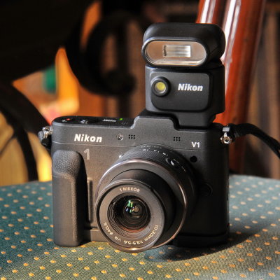 Nikon 1 V1 mit Blitz Nikon SB N5